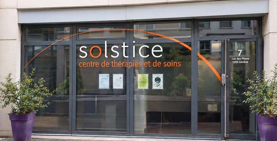 La vitrine du Centre Solstice, centre de thérapies et de soins, au 7 rue des Pitons